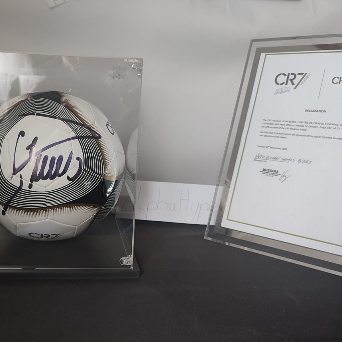 Cristiano Ronaldo Weißer Limitierter Fußball mit Autogramm & Urkunde